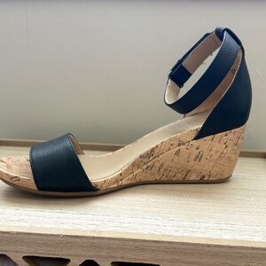 Naturalizer Black and Tan Wedge Sandals
💥Like New💥